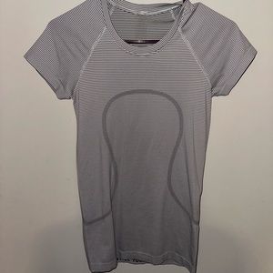 Short sleeve lululemon swiftly tech top size 4